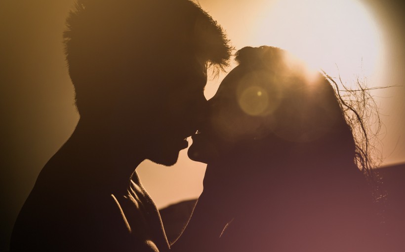 How and When to First Kiss a Woman - The Modern Man