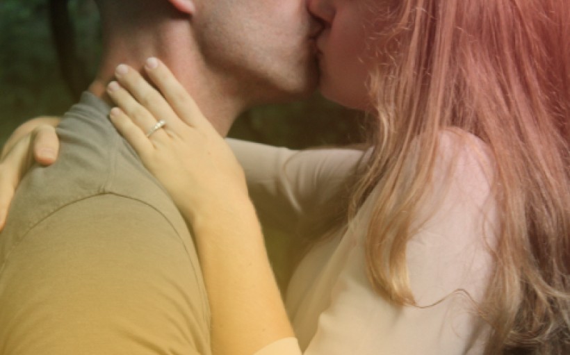 How To Kiss Her Confidently On The First Date